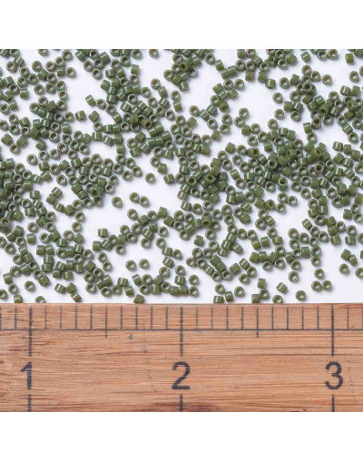 MIYUKI Delica. Color: AVOCATO. 1,3x1,6 mm (11/0). 0,8 mm perforación. 10 gramos (2000 uds aprox).