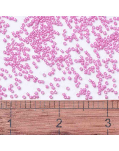 MIYUKI Delica. Color: CARNATION. 1,3x1,6 mm (11/0). 0,8 mm perforación. 10 gramos (2000 uds aprox).