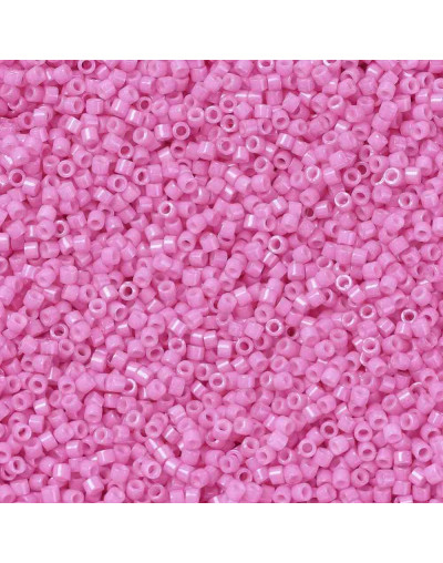 MIYUKI Delica. Color: CARNATION. 1,3x1,6 mm (11/0). 0,8 mm perforación. 10 gramos (2000 uds aprox).