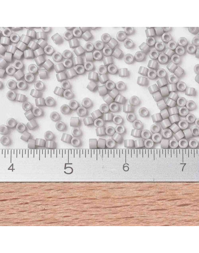 MIYUKI Delica. Color: LIGHT SMOKE. 1,3x1,6 mm (11/0). 0,8 mm perforación. 10 gr (2000 uds aprox).