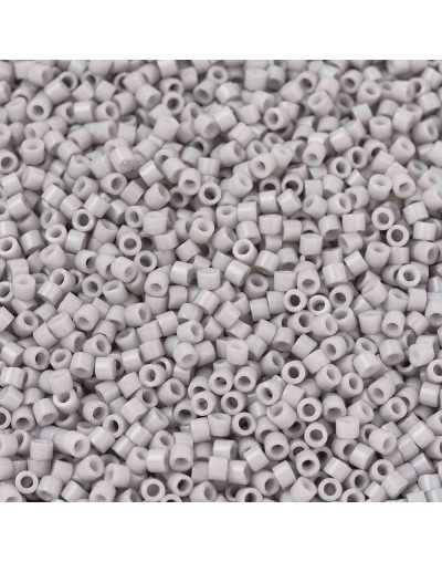 MIYUKI Delica. Color: LIGHT SMOKE. 1,3x1,6 mm (11/0). 0,8 mm perforación. 10 gr (2000 uds aprox).
