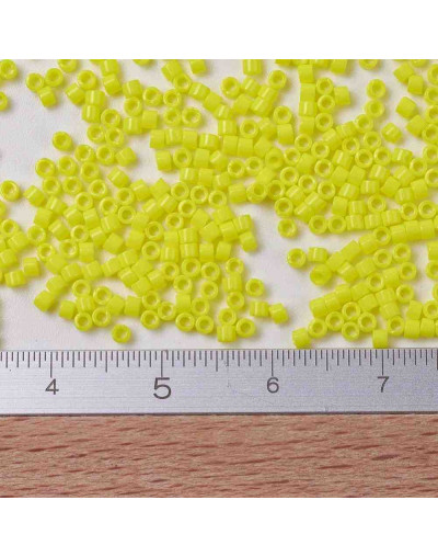 MIYUKI Delica. Color: YELLOW. 1,3x1,6 mm (11/0). 0,8 mm perforación. 10 gramos (2000 uds aprox).