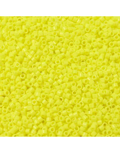 MIYUKI Delica. Color: YELLOW. 1,3x1,6 mm (11/0). 0,8 mm perforación. 10 gramos (2000 uds aprox).