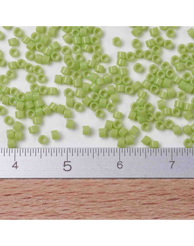 MIYUKI Delica. Color: CHARTREUSE. 1,3x1,6 mm (11/0). 0,8 mm perforación. 10 gramos (2000 uds aprox).