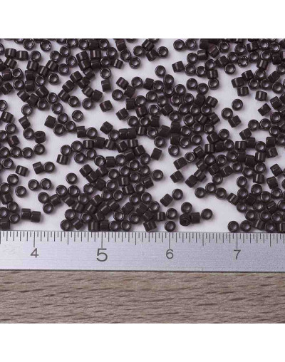 MIYUKI Delica. Color: CHOCOLATE. 1,3x1,6 mm (11/0). 0,8 mm perforación. 10 gramos (2000 uds aprox).