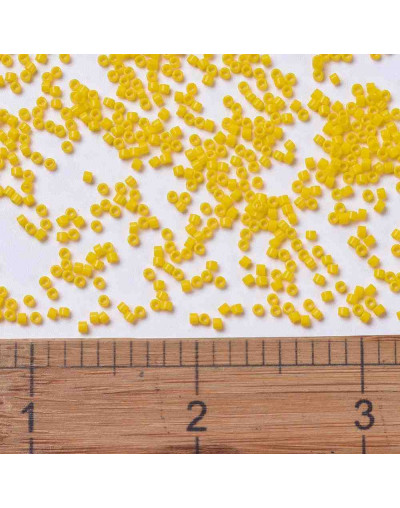 MIYUKI Delica. Color: CANARY. 1,3x1,6 mm (11/0). 0,8 mm perforación. 10 gramos (2000 uds aprox).