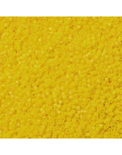 MIYUKI Delica. Color: CANARY. 1,3x1,6 mm (11/0). 0,8 mm perforación. 10 gramos (2000 uds aprox).