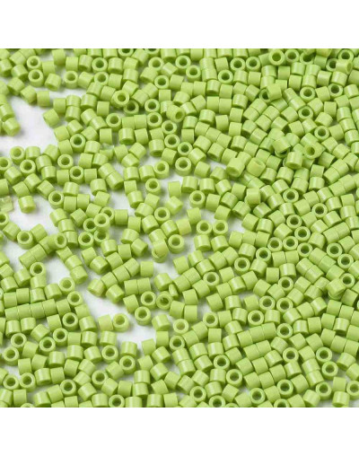 FGB Delica. Color: YELLOW GREEN. 1,5x1 mm. 0,8 mm perforación. 10 gr (2000 uds aprox).