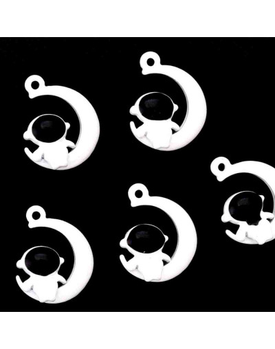 Astronauta (2). Aleación de cobre y esmalte. 18,5x14x6 milímetros. 1,4 mm perforación. 4 unidades.