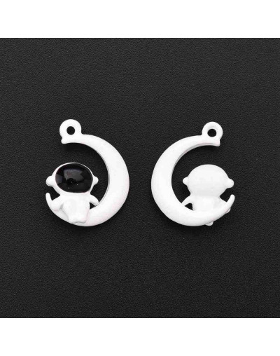 Astronauta (2). Aleación de cobre y esmalte. 18,5x14x6 milímetros. 1,4 mm perforación. 4 unidades.