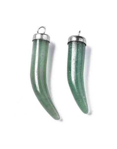Aventurina verde. Aleación. Color plateado. Colmillo. 35x6 milímetros. 2,5 mm perforación. 1 unidad.
