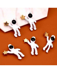 Astronauta (3). Aleación de cobre y esmalte. 21x16x4 milímetros. 1,5 mm perforación. 4 unidades.