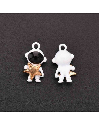 Astronauta (1). Aleación de cobre y esmalte. 17x9,5x6 milímetros. 1,6 mm perforación. 4 unidades.