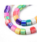 Cubo. Color arcoiris. 6x6x6 milímetros. 1,4 mm perforación. 60 unidades hilo (aproximado).