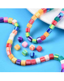 Cubo. Color arcoiris. 6x6x6 milímetros. 1,4 mm perforación. 60 unidades hilo (aproximado).