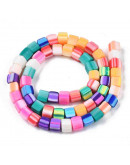 Cubo. Color arcoiris. 6x6x6 milímetros. 1,4 mm perforación. 60 unidades hilo (aproximado).