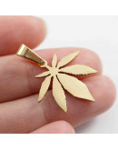 Hoja Cannabis. Acero inoxidable. Color dorado. 30x32 milímetros. 5x3 mm cierre collar. 1 unidad. Hoja Cannabis. Acero inoxidable. Color dorado. 30x32 milímetros. 5x3 mm cierre collar. 1 unidad.