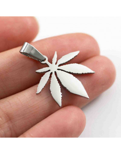 Hoja Cannabis. Acero inoxidable. Color plateado. 30x32 milímetros. 5x3 mm cierre collar. 1 unidad.