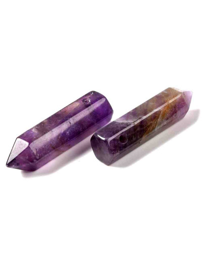 Amatista. Hexágono una punta. Faceteado. 30~33x8~9 milímetros. 1,5 mm perforación. 1 unidad.