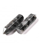 Labradorita. Hexágono una punta. Faceteado. 30~33x8~9 milímetros. 1,5 mm perforación. 1 unidad. Labradorita. Hexágono una punta. Faceteado. 30~33x8~9 milímetros. 1,5 mm perforación. 1 unidad.