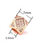 Cubo (1). Aleación Baño 18k Gold. Zirconia CLEAR. 7x7 milímetros. 3,5 mm perforación. 1 unidad.