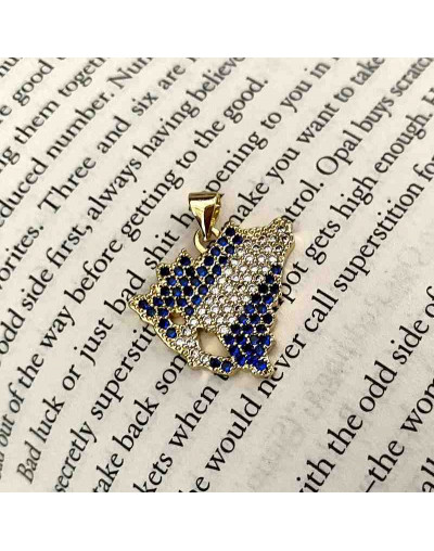 Mapa Nicaragua/Bandera. Aleación+Zirconia. Baño 18k Gold. 22x20x2,5 mm. 2x3 mm cierre. 1 unidad.