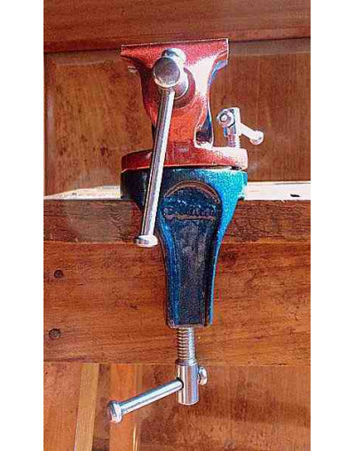 Tornillo de mesa. Giratorio y regulable. 1 unidad.