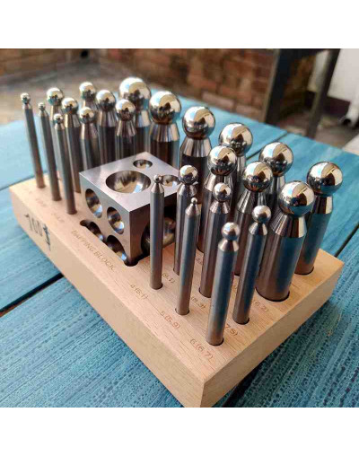 Embutidora. 25 piezas. Acero. Base de madera. Bloque: 2x2x2". 1 set. Embutidora. 25 piezas. Acero. Base de madera. Bloque: 2x2x2". 1 set.