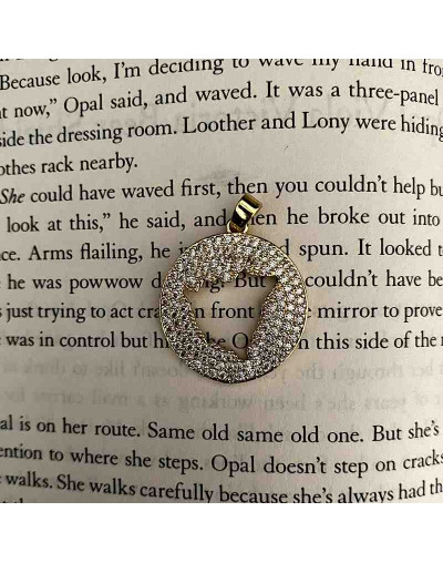 Mapa Nicaragua. Aleación+Zirconia. Baño 18k Gold. 25x25x2,5 mm. 2x3 mm cierre. 1 unidad.