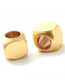 Cubos. Aleación de cobre. Baño 18K Gold. 5x5x5 milímetros. 3 mm perforacion. 10 unidades. Cubos. Aleación de cobre. Baño 18K Gold. 5x5x5 milímetros. 3 mm perforacion. 10 unidades.