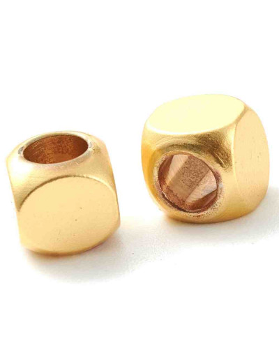 Cubos. Aleación de cobre. Baño 18K Gold. 5x5x5 milímetros. 3 mm perforacion. 10 unidades.