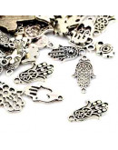 Mano de Fátima. Varios diseños. Aleación de cobre. Color plata antigua. De 18 a 57 mm. 5 unidades. Mano de Fátima. Varios diseños. Aleación de cobre. Color plata antigua. De 18 a 57 mm. 5 unidades.