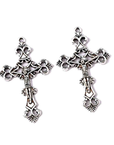 Cruz. Aleación de cobre. Color plata antigua. 43x26x3 milímetros. 2 mm perforación. 2 unidades.
