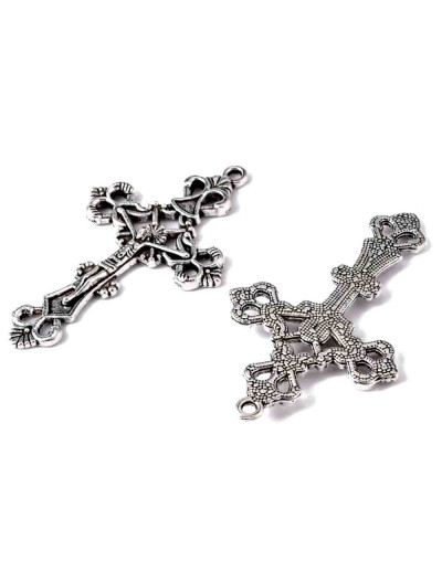 Cruz. Aleación de cobre. Color plata antigua. 43x26x3 milímetros. 2 mm perforación. 2 unidades.
