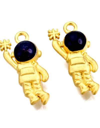 Astronauta (3). Aleación de cobre y esmalte. 20x9x5,5 milímetros. 1,5 mm perforación. 2 unidades.