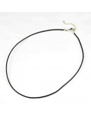 Cuero natural. Color negro. 3 milímetros grosor. 440 mm largo. Cierre de aleación. 1 unidad.