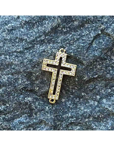 Cruz. Aleación+Zirconia. Baño 18KGold. 18x9 milímetros. 2 mm perforación. 1 unidad.