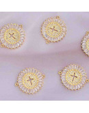Cruz. Aleación+Zirconia. Baño 18KGold. 19 mm diámetro. 2 mm perforación. 1 unidad. Cruz. Aleación+Zirconia. Baño 18KGold. 19 mm diámetro. 2 mm perforación. 1 unidad.