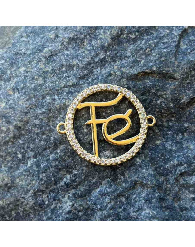 Fe. Aleación+Zirconia. Baño 18KGold. 21 mm diámetro. 2 mm perforación. 1 unidad.