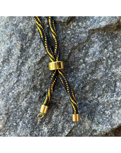 Nylon regulable para pulsera. Black+Gold. Bañado (18kGold). 220x4 mm. 2,8 mm perforación. 1 ud