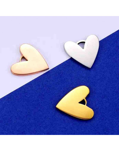 Corazón. Acero inoxidable. Color dorado. 29x19x2 milímetros. 4 mm perforación. 1 unidad.