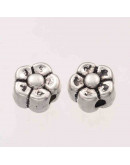 Flor (2). Aleación de cobre. Color plata antigua. 5 mm diámetro. 1 mm perforación. 20 unidades. Flor (2). Aleación de cobre. Color plata antigua. 5 mm diámetro. 1 mm perforación. 20 unidades.