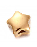 Estrella (2). Acero inoxidable. Color dorado. 11,5x11,5x5,8 mm. 3 mm perforación. 1 unidad.