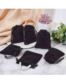 Bolsa de regalo. Terciopelo. Color negro. Cierre con cordón. 90x70 milímetros. 4 unidades. Bolsa de regalo. Terciopelo. Color negro. Cierre con cordón. 90x70 milímetros. 4 unidades.