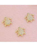 Tortuga. Aleación+Zirconia. Baño 18K Gold. 20x18x5 milímetros. 1,2 mm perforación. 1 unidad. Tortuga. Aleación+Zirconia. Baño 18K Gold. 20x18x5 milímetros. 1,2 mm perforación. 1 unidad.