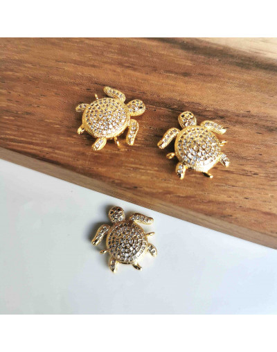 Tortuga. Aleación+Zirconia. Baño 18K Gold. 20x18x5 milímetros. 1,2 mm perforación. 1 unidad.