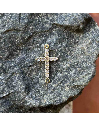 Cruz. Aleación+Zirconia. Baño 18KGold. 20x14 milímetros. 2 mm perforación. 1 unidad.