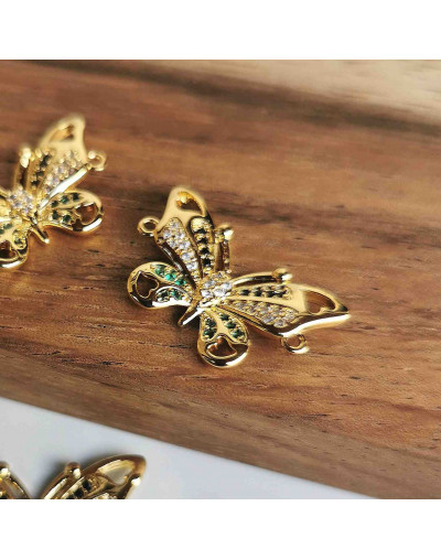 Mariposa. Aleación+Zirconia. Baño 18KGold. 25x16x2 milímetros. 1,5 mm perforación. 1 unidad.