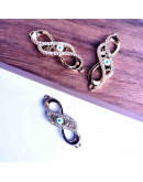 Infinito+LOVE. Aleación+Zirconia+Esmalte. Baño 18KGold. 30x13x2 mm. 1,5 mm perforación. 1 unidad. Infinito+LOVE. Aleación+Zirconia+Esmalte. Baño 18KGold. 30x13x2 mm. 1,5 mm perforación. 1 unidad.