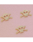 Calavera. Aleación+Zirconia. Baño 18KGold. 15x14x2 milímetros. 1,5 mm perforación. 1 unidad. Calavera. Aleación+Zirconia. Baño 18KGold. 15x14x2 milímetros. 1,5 mm perforación. 1 unidad.